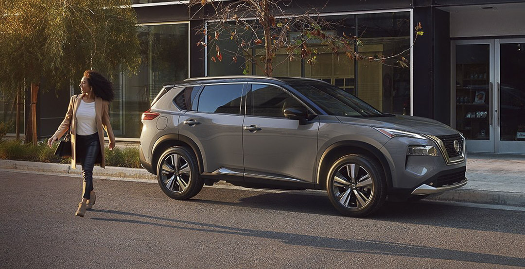 Vue latérale du Nissan Rogue 2022 Gris stationné