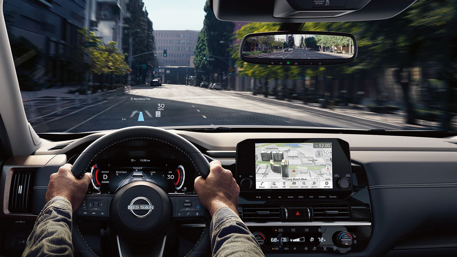 vue du tableau de bord d'une Nissan Pathfinder 2023 en ville avec son conducteur au volant