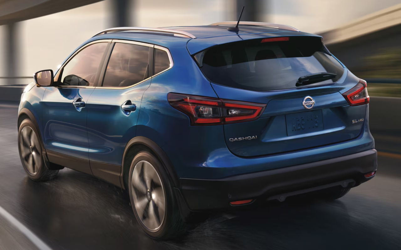 vue latérale arrière d'une Nissan Qashqai 2023 sur une autoroute