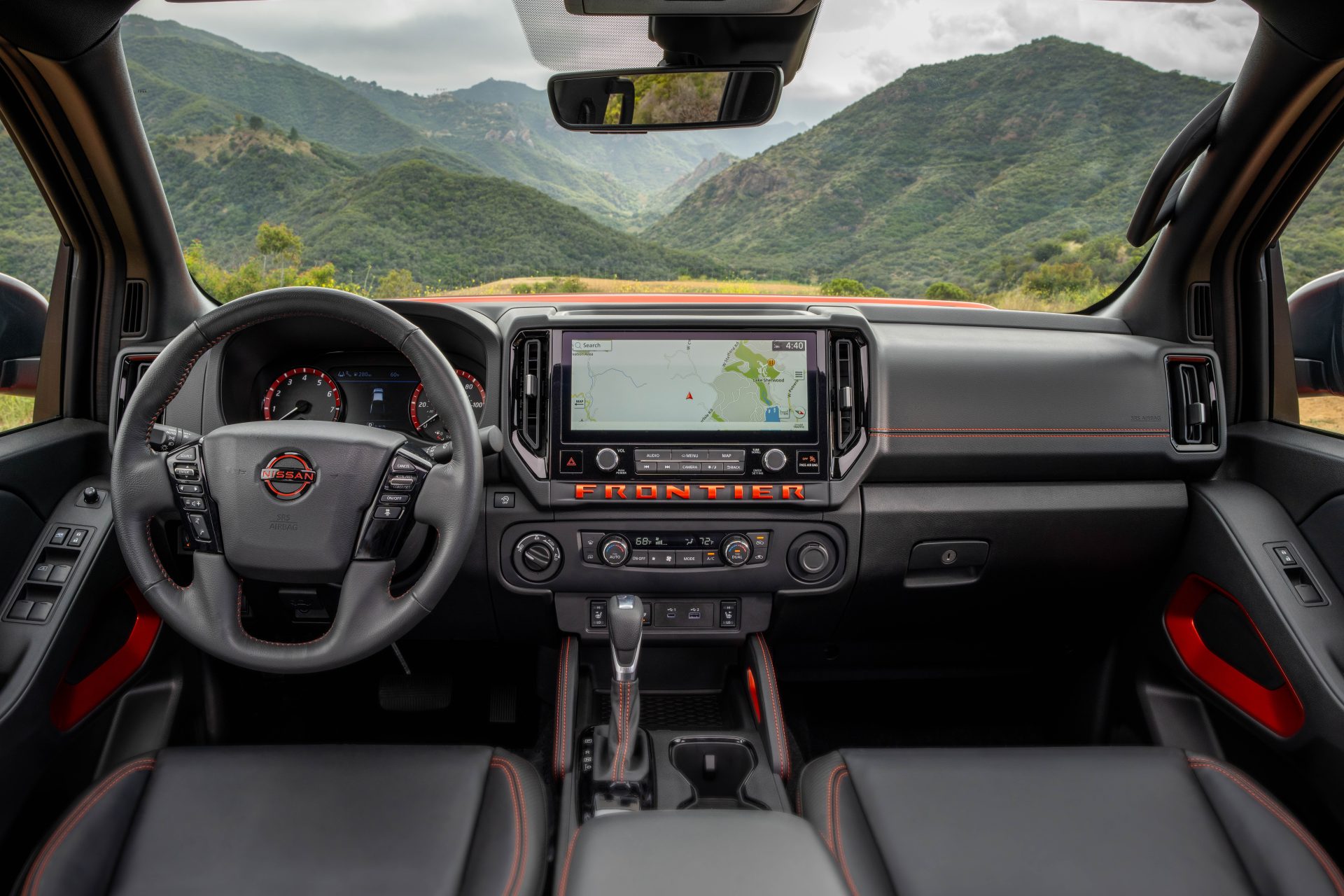 Intérieur du Nissan Frontier PRO-4X avec vue sur le tableau de bord, le volant et l'écran d'infodivertissement
