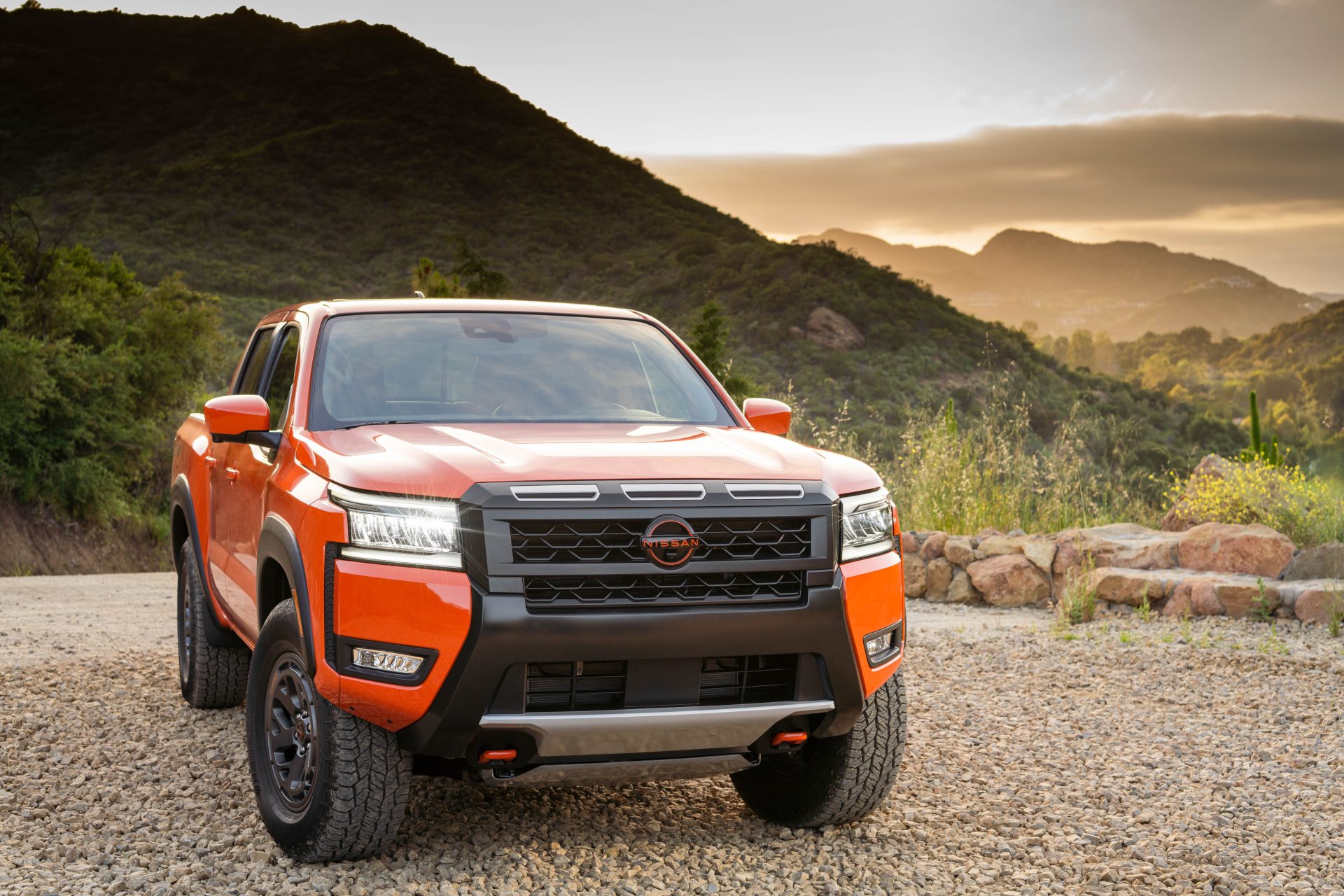 Nissan Frontier 2025 vue de face stationné devant une montagne et un paysage montagneux