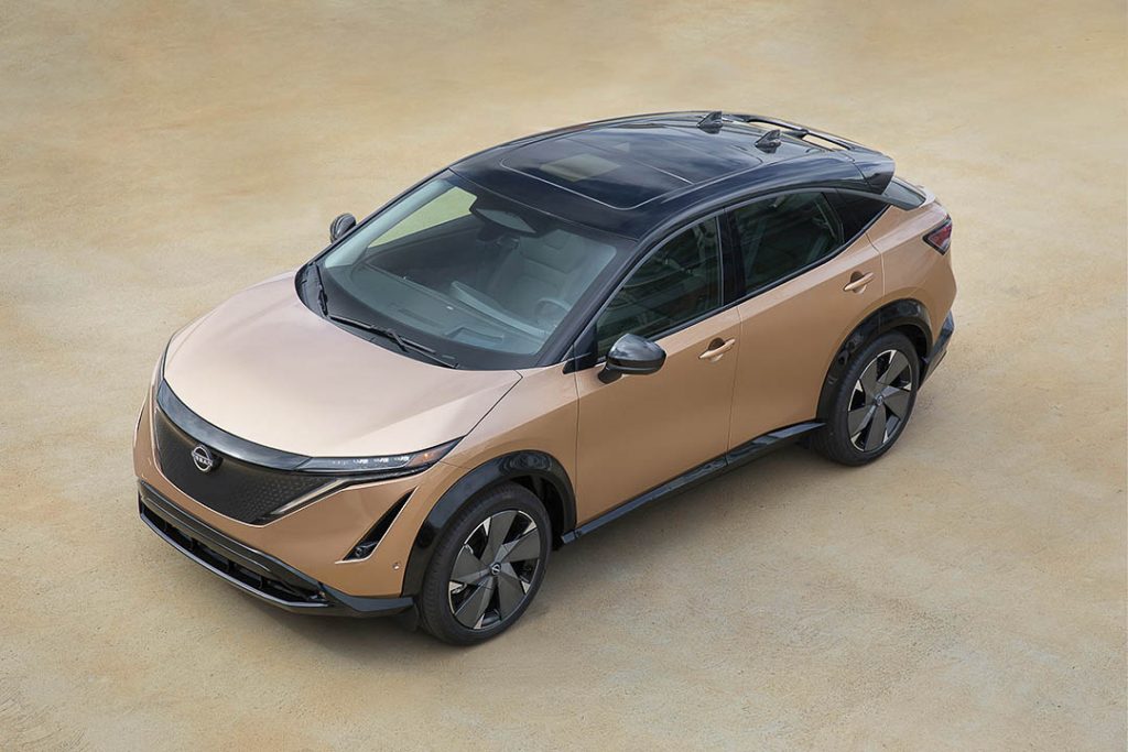 Nissan Ariya 2022 beige métalique vu en plongé depuis l'avant gauche