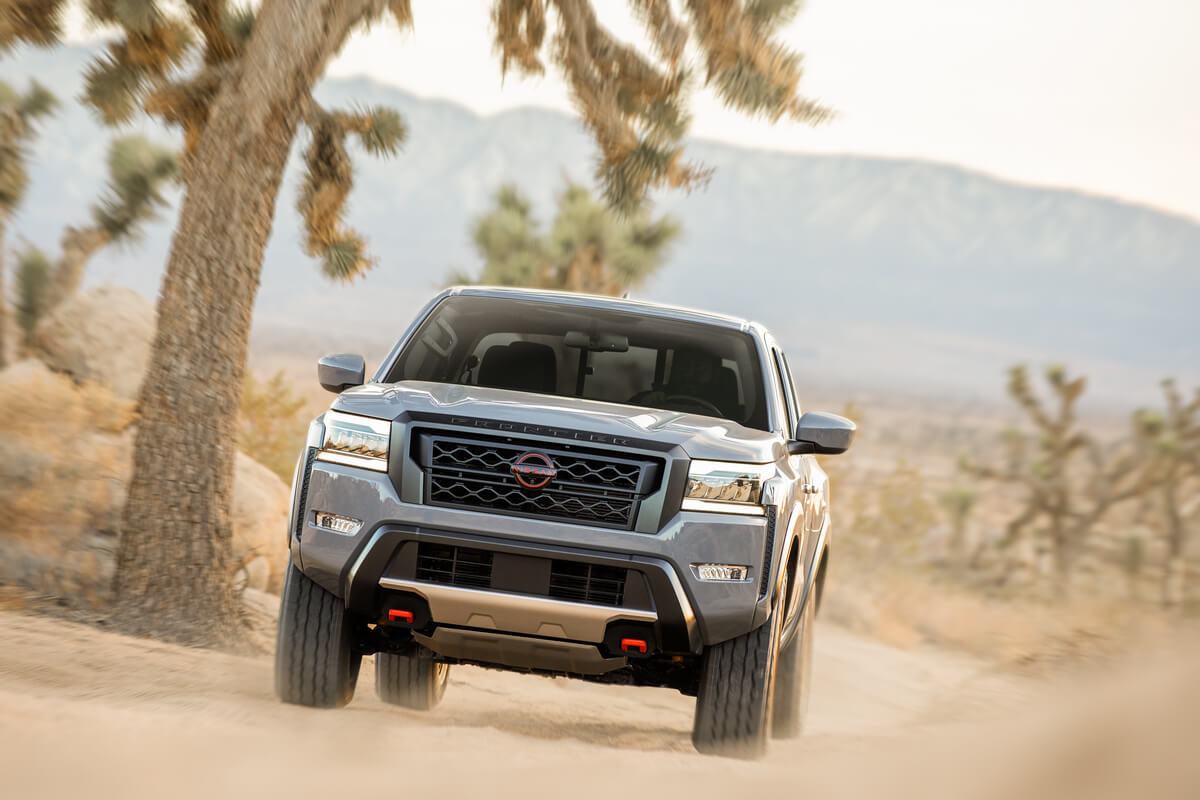 Vue avant du Nissan Frontier 2022 roulant sur une piste dans un désert