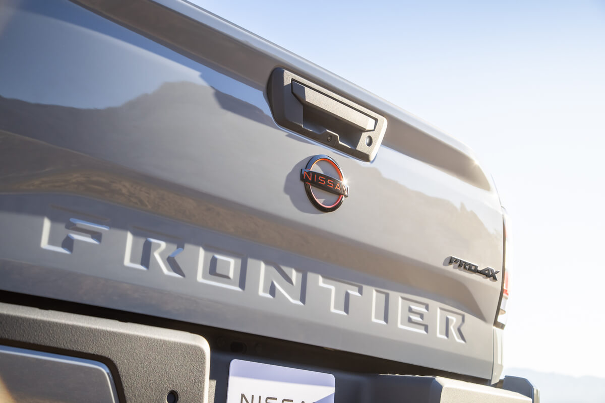 Les lettres FRONTIER sur la portière du coffre du Nissan Frontier PRO-4X 2022