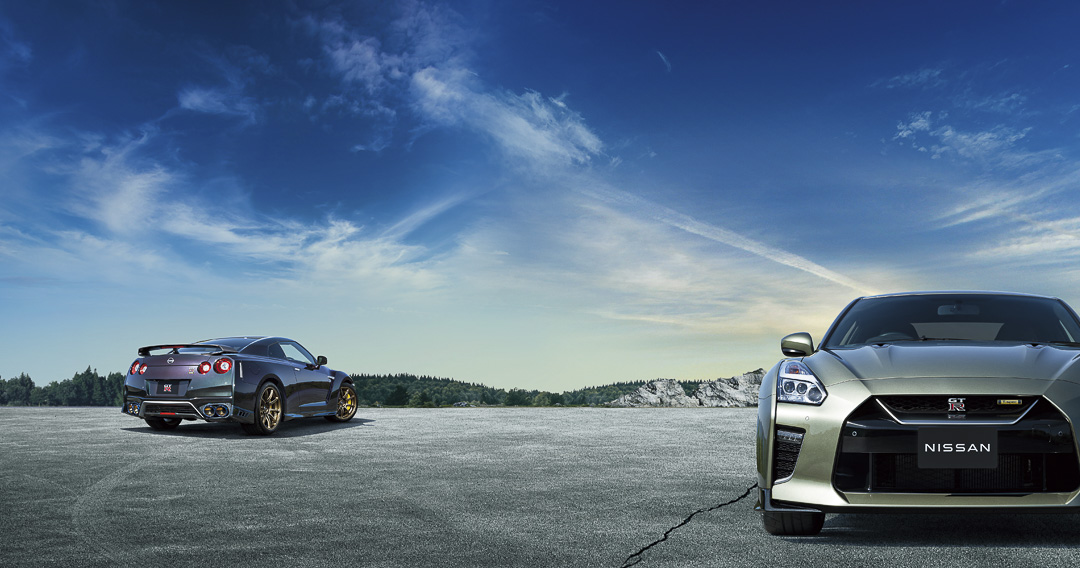 vue avant et arrière de deux Nissan GT-R 2022 T-spec