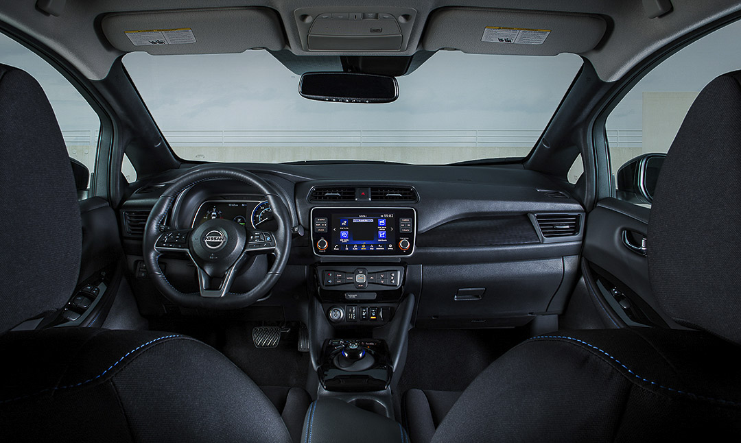 Cockpit avant de la Nissan Leaf 2022 incluant son tableau de bord avec toutes ses technologies et commodités
