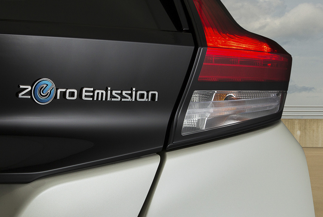 L'insigne Zero Emission du Nissan Leaf 2022 signifiant aucune émission de gaz à effet de serre