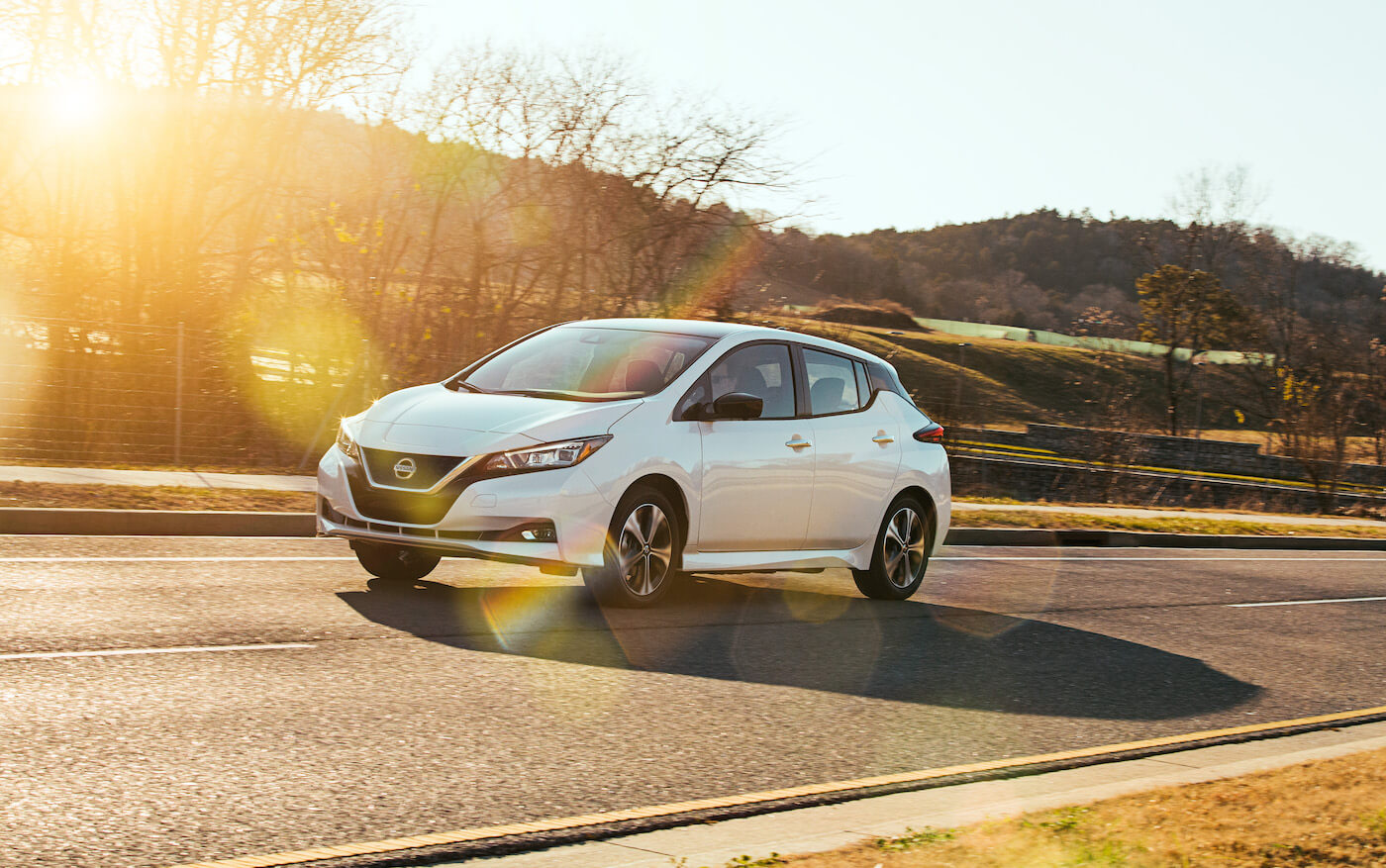 La Nissan Leaf 2022 blanche roulant dans une rue