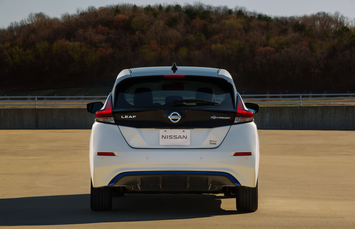 Vue arrière de la Nissan Leaf 2022 blanche garée à l'extérieur