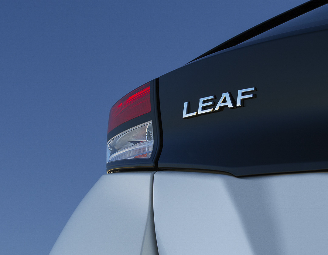 L'insigne LEAF imprimé sur la porte du coffre de la Nissan Leaf 2022