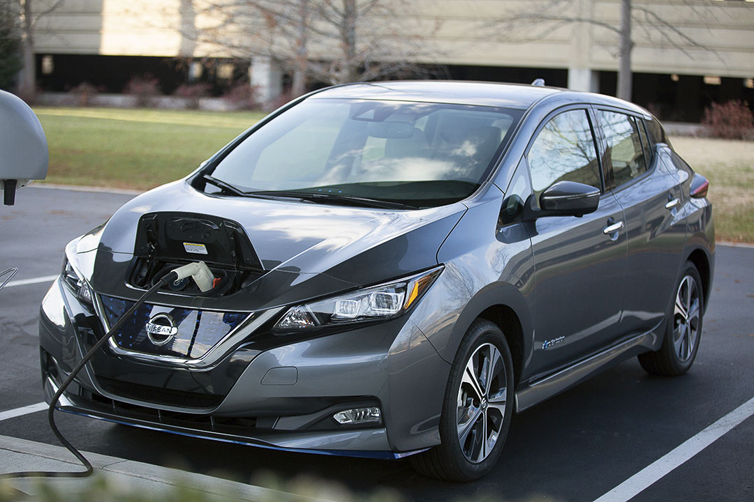 La Nissan Leaf 2022 branchée à une borne de recharge publique