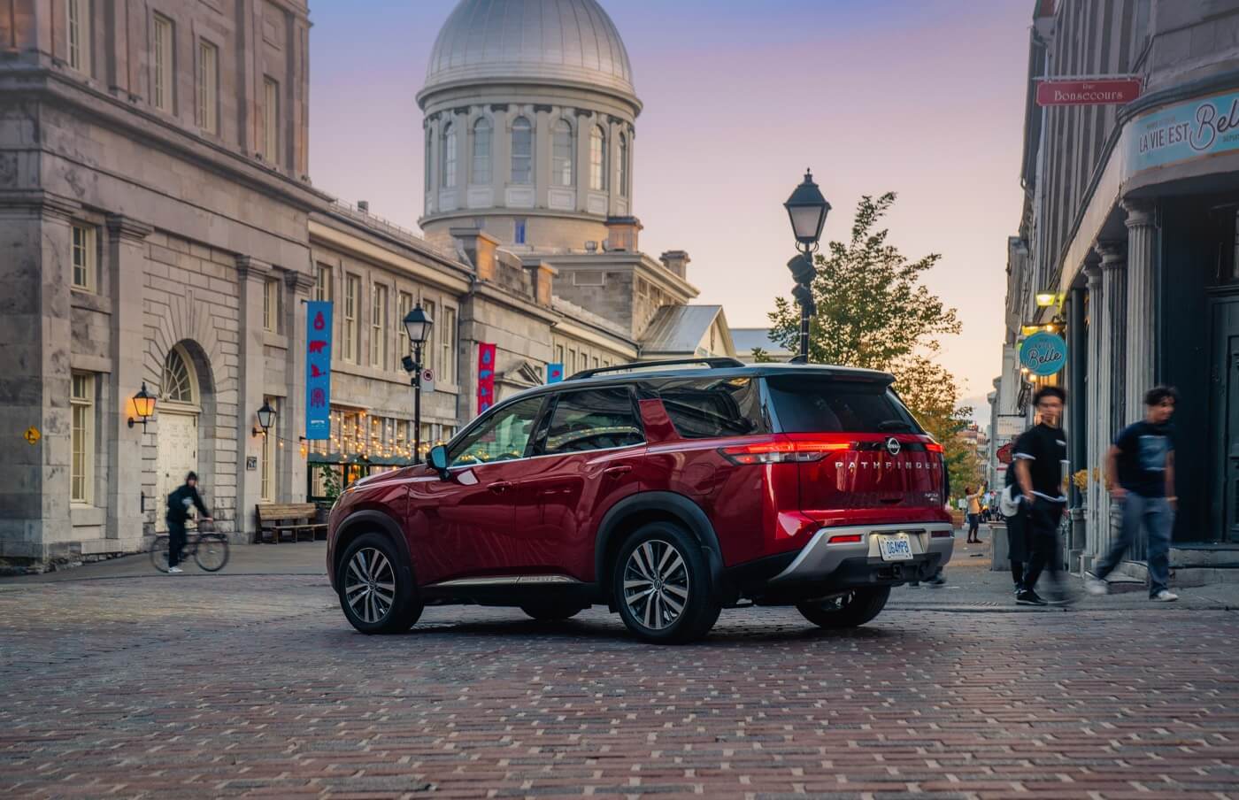 rétroviseurs extérieurs inclinables arrières d'un Nissan Pathfinder 2022 garé sur un pavé en ville