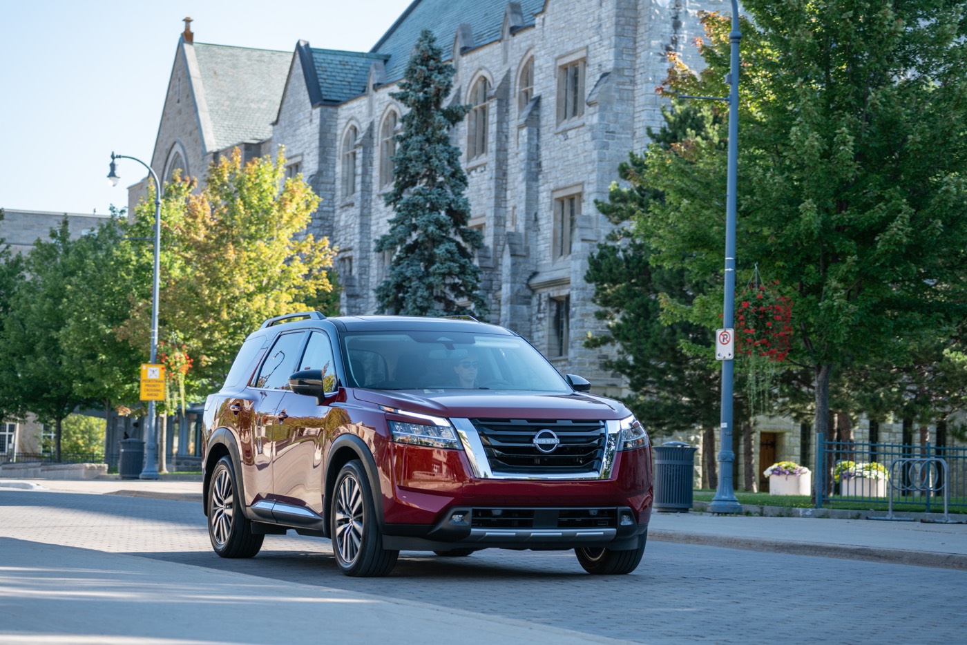 Le Nissan Pathfinder 2022 roulant sur une rue en ville pendant une journée ensoleillée