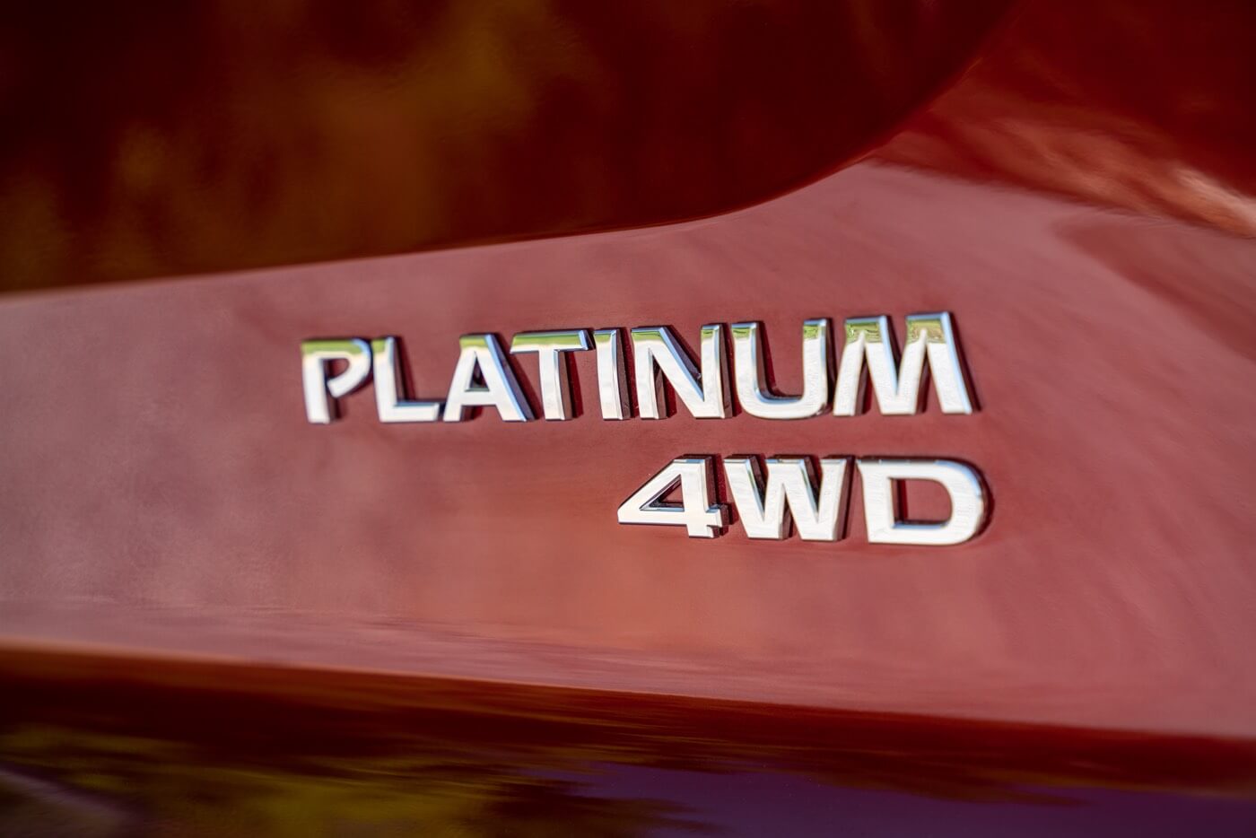 gros plan de l'insigne PLATINUM 4WD signifiant modèle Platine du Nissan Pathfinder