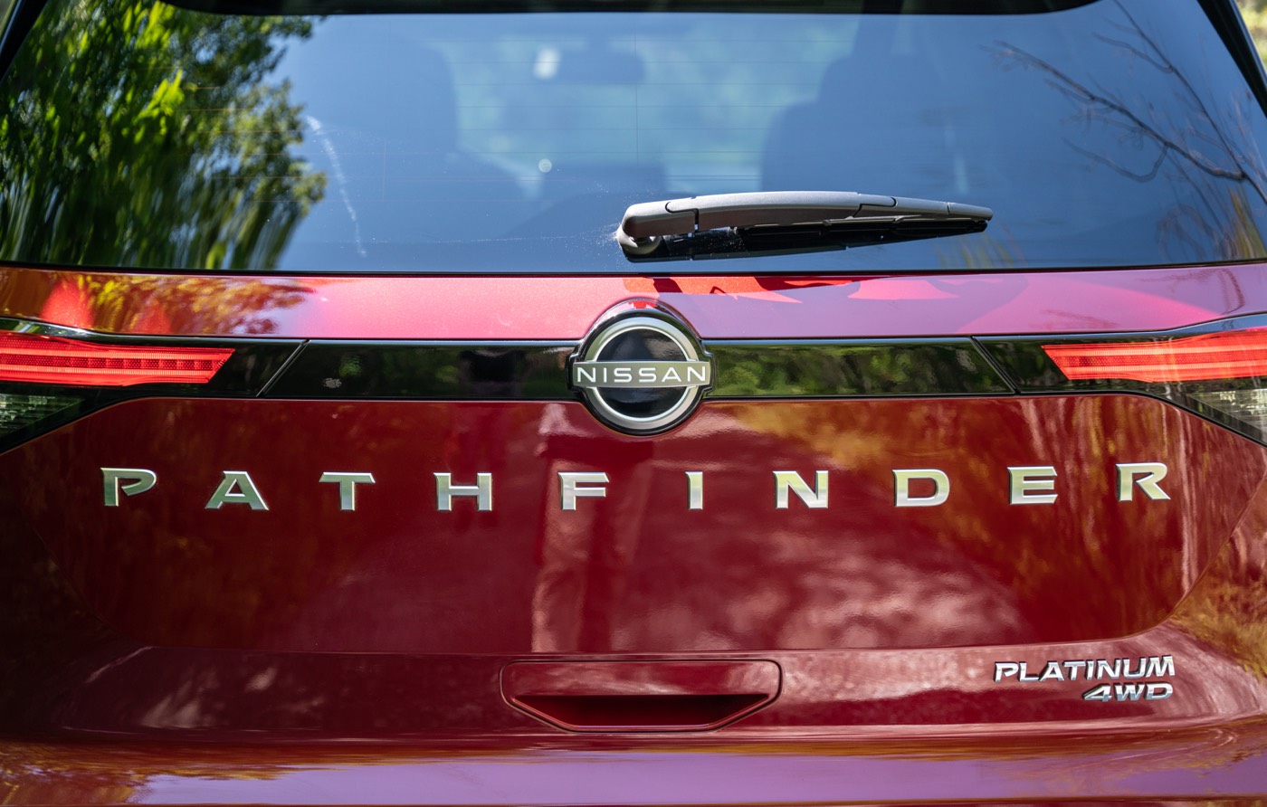 Les lettres PATHFINDER et PLATINUM 4WD imprimées sur la porte du coffre du VUS Nissan