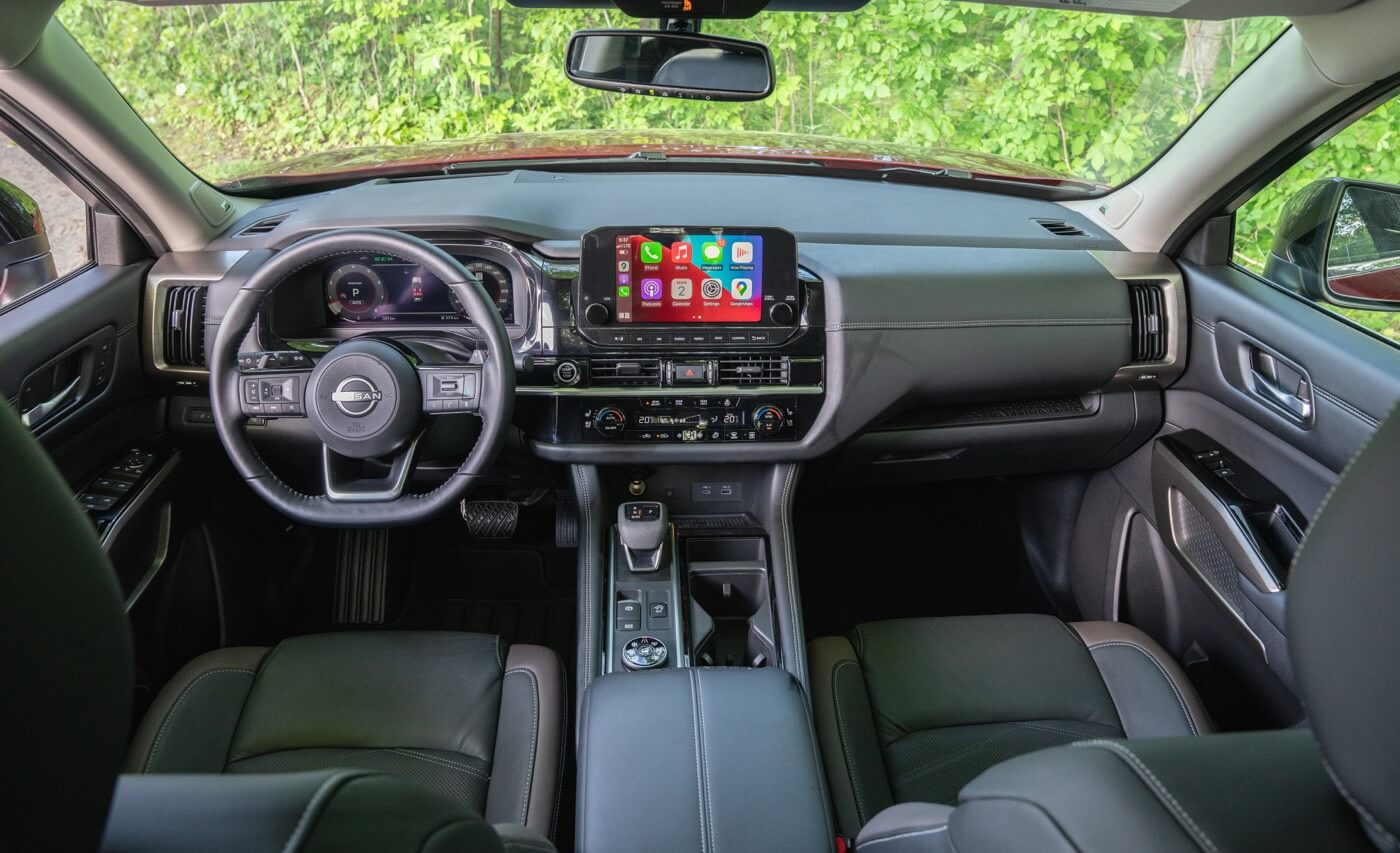 intérieur avant d'un VUS Nissan Pathfinder 2022 incluant tableau de bord