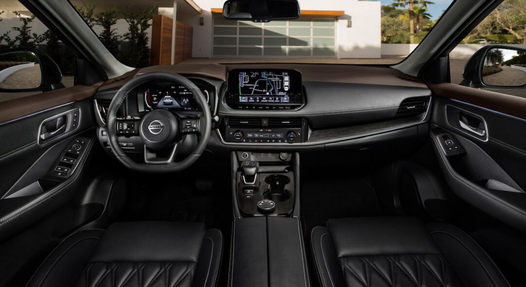 Cockpit avant du Nissan Rogue 2021 incluant son tableau de bord avec toutes ses technologies