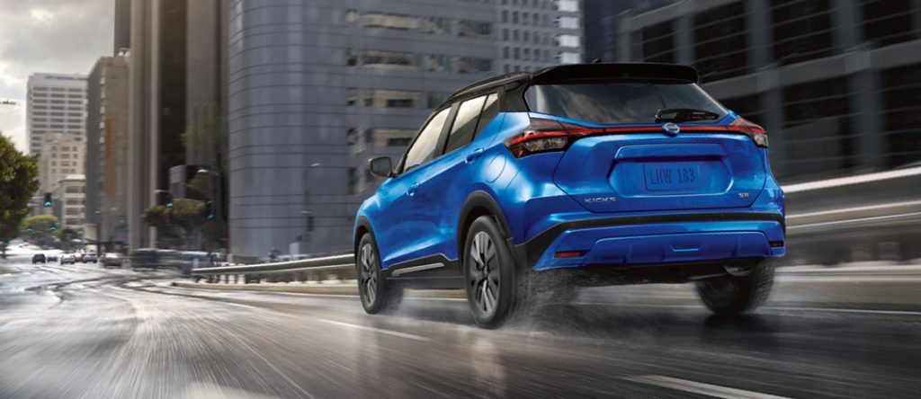 Nissan Kicks en bleu vue de derrière