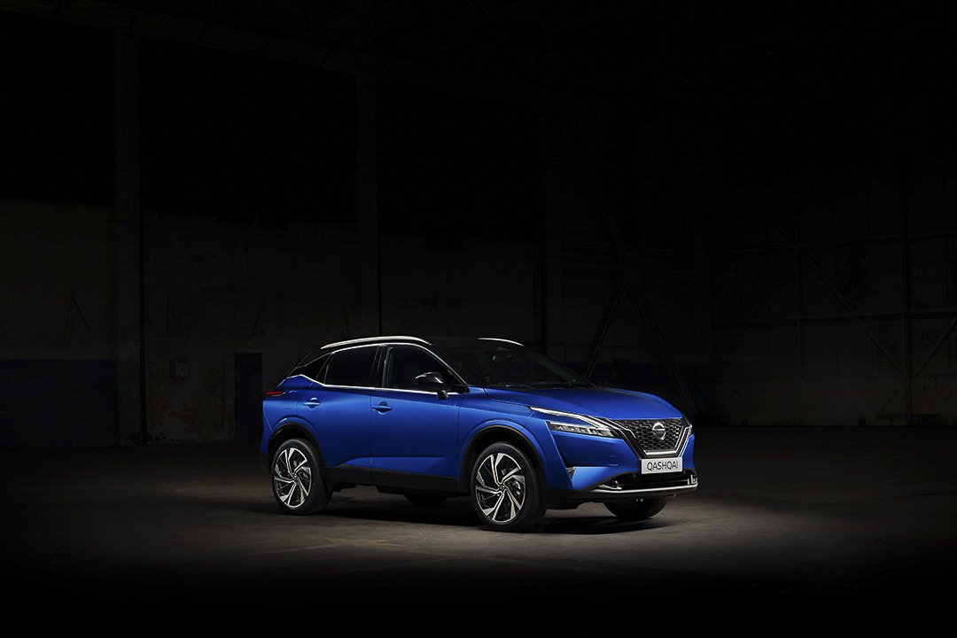 Nissan Qashqai bleu 2021 garé dans une pièce sombre