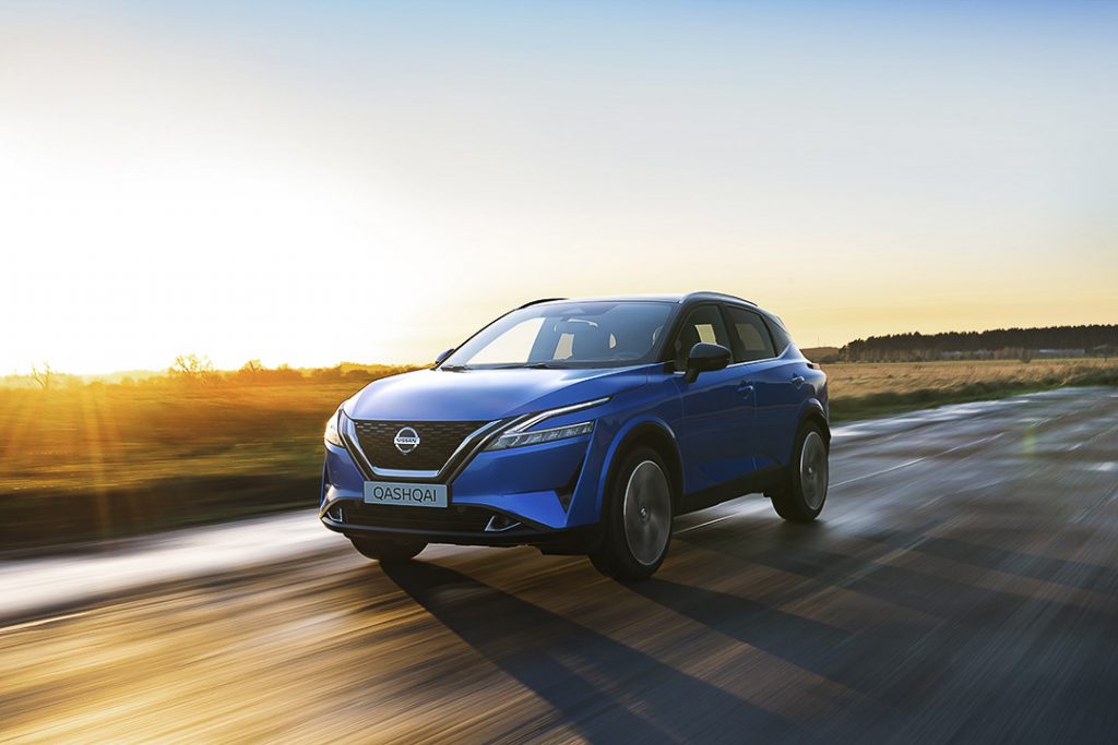 Nissan Qashqai 2021 bleu roulant sur une longue route dans une campagne