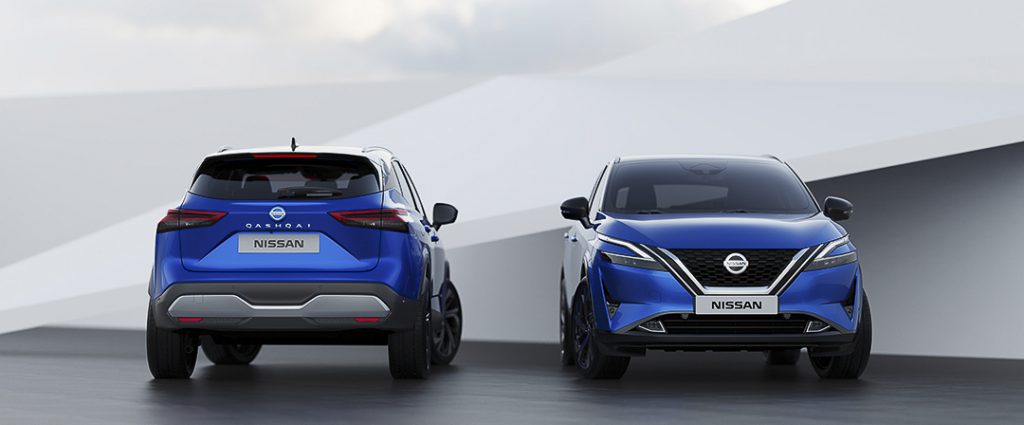 Vue arrière et vue avant des deux Nissan Qashqai 2021 bleu côtes-à-côtes