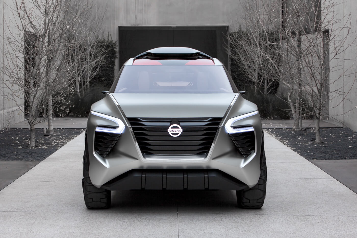 vue avant du véhicule concept Nissan Xmotion garé dans une entrée