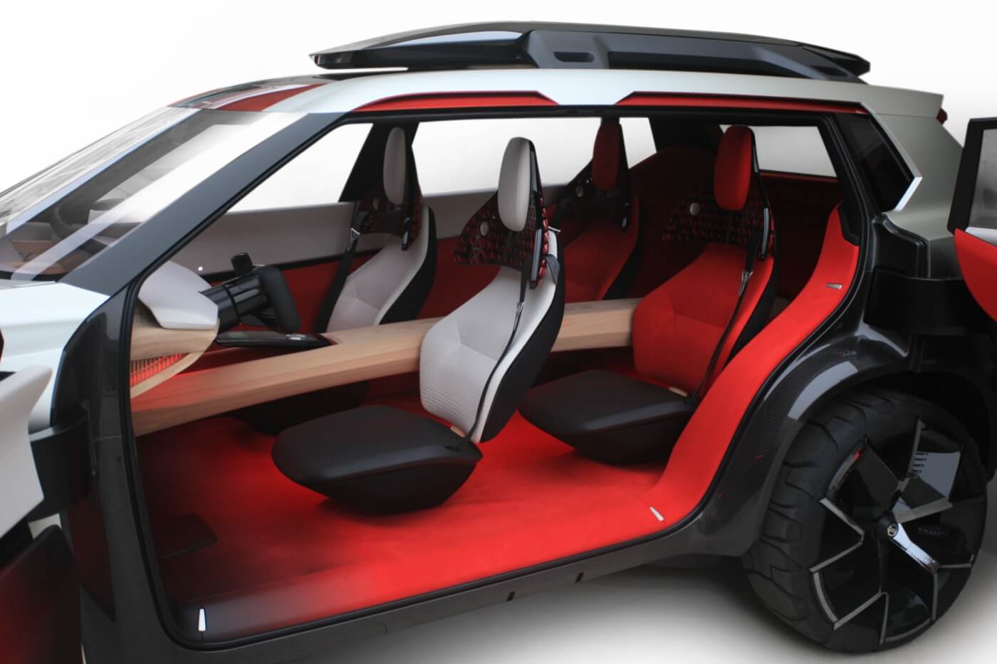 vue intérieure du Nissan Xmotion montrant son habitacle entier incluant le tapis rouge