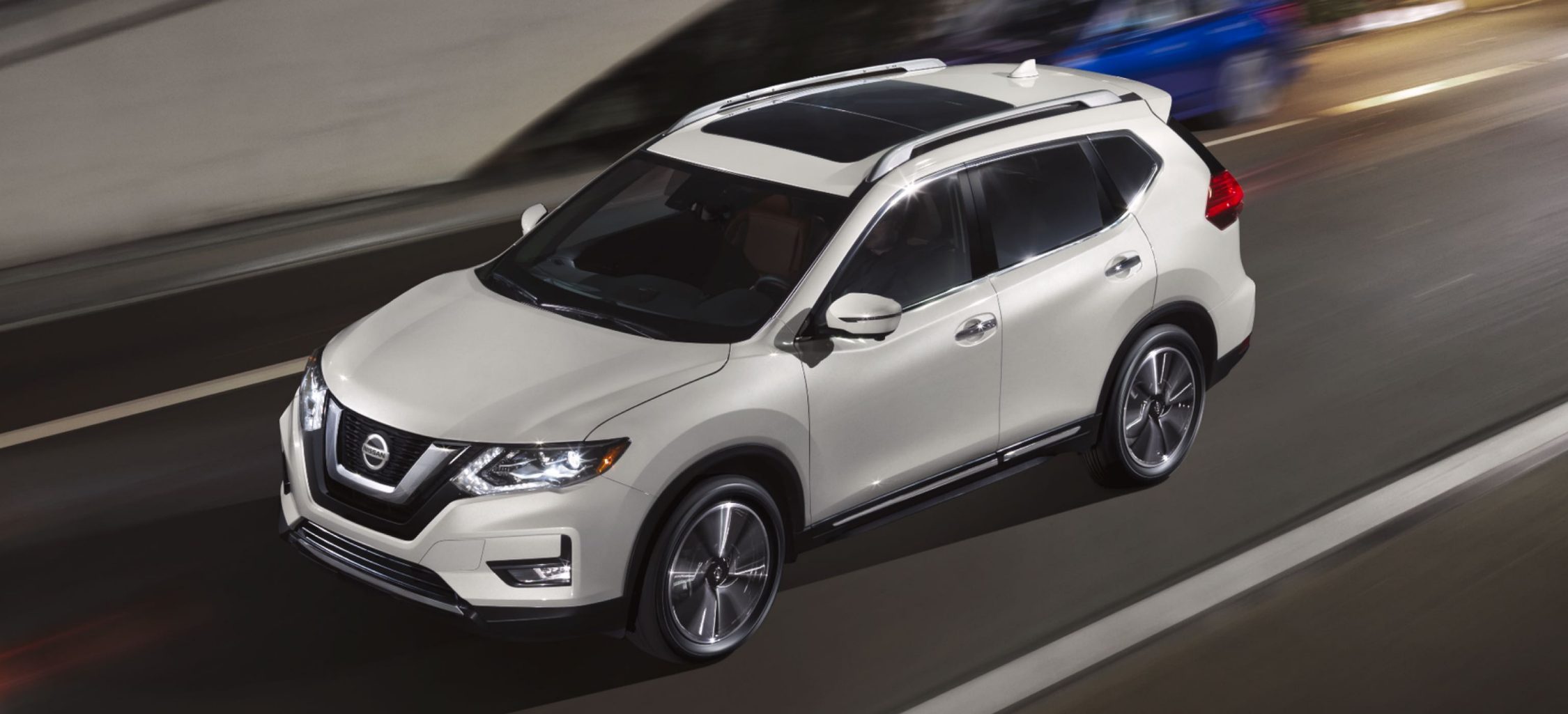 Le Nissan Rogue 2020 de couleur blanche, vue de face