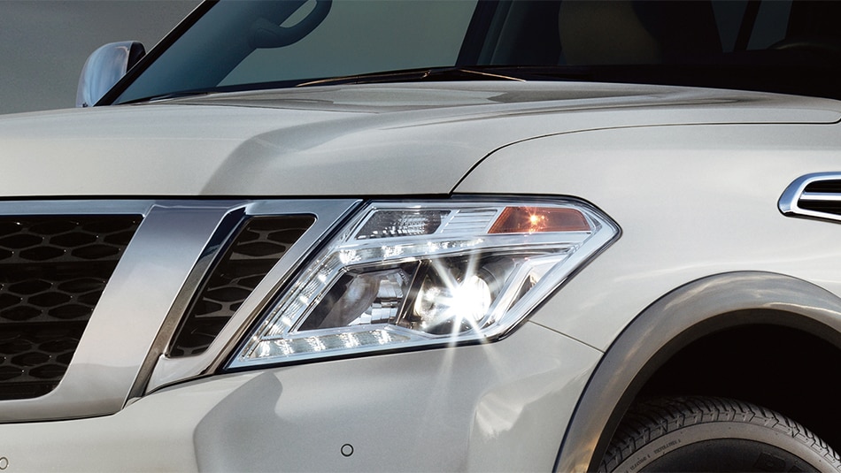 Nissan Armada 2021 en blanc, brille d'anticipation