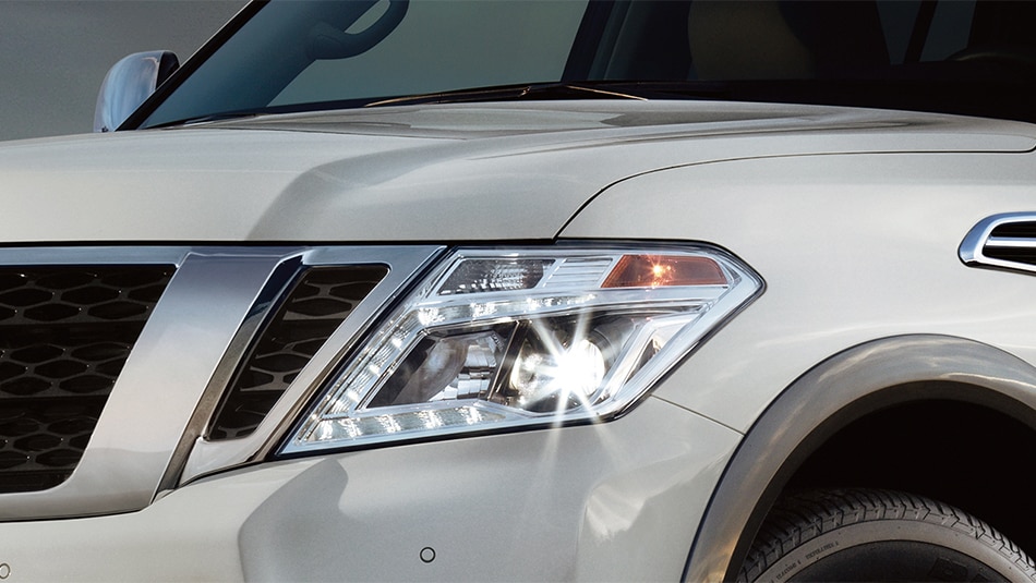 Nissan Armada 2021 en blanc, brille d'anticipation 