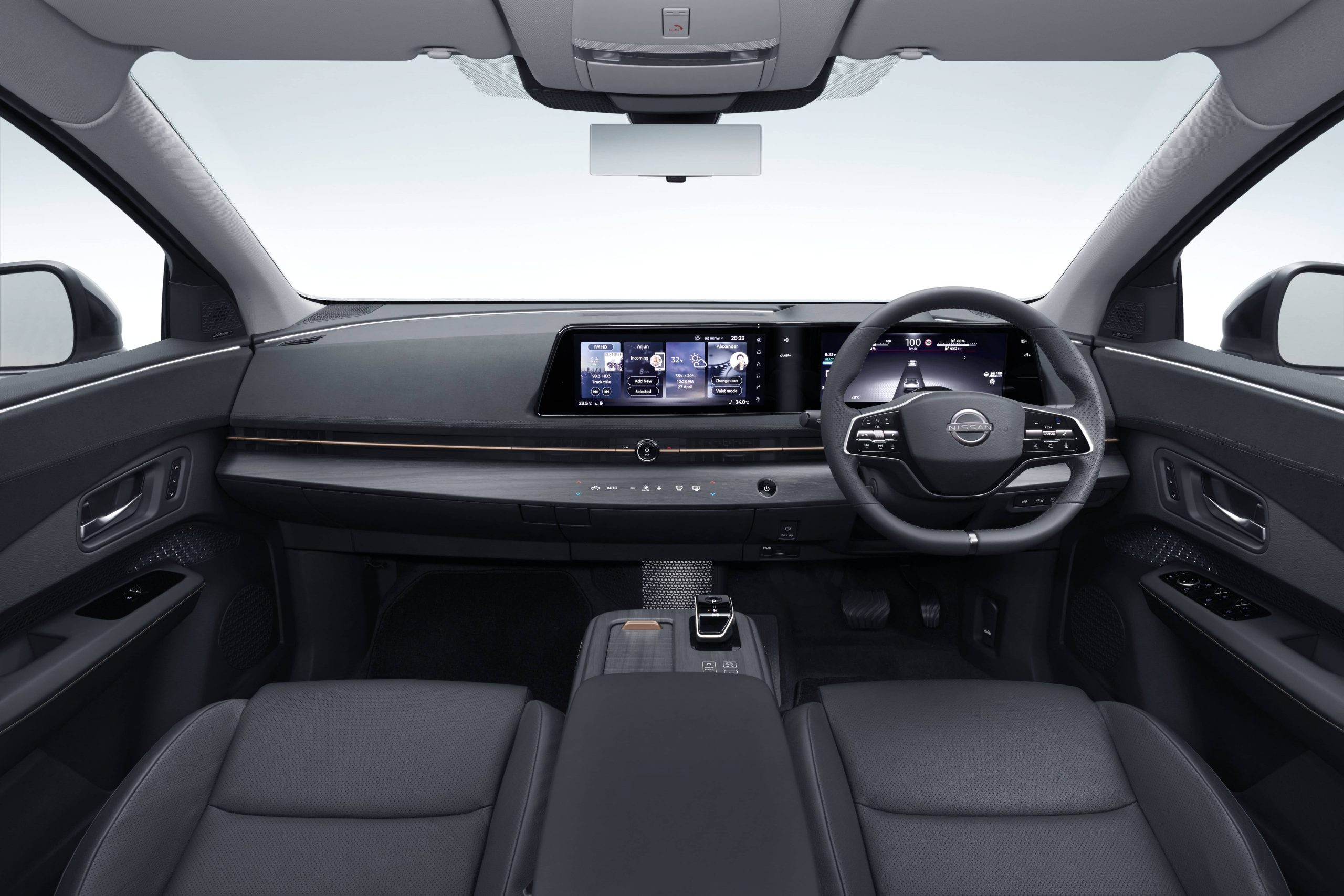 l'habitacle du Nissan Aryia comprenant 2 écrans de 12,3 po placés côte à côte dans le tableau de bord et toutes ses autres commodités