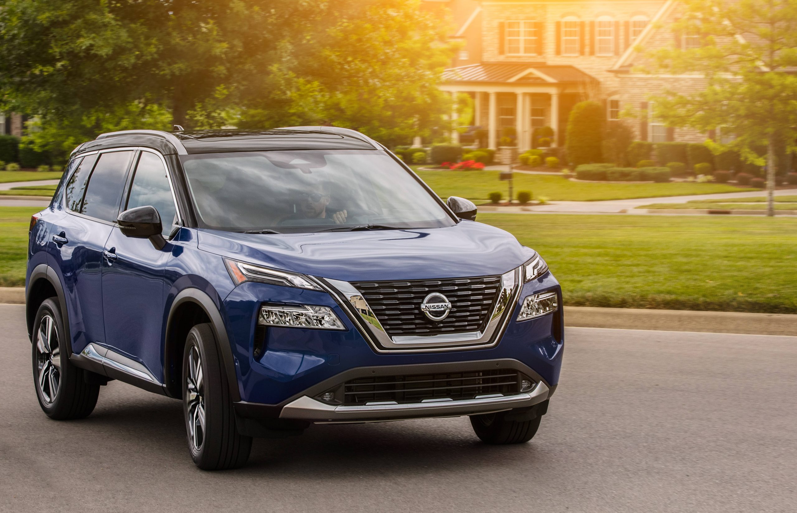 Nissan Rogue 2021 bleu à l'extérieur conduisant dans la rue