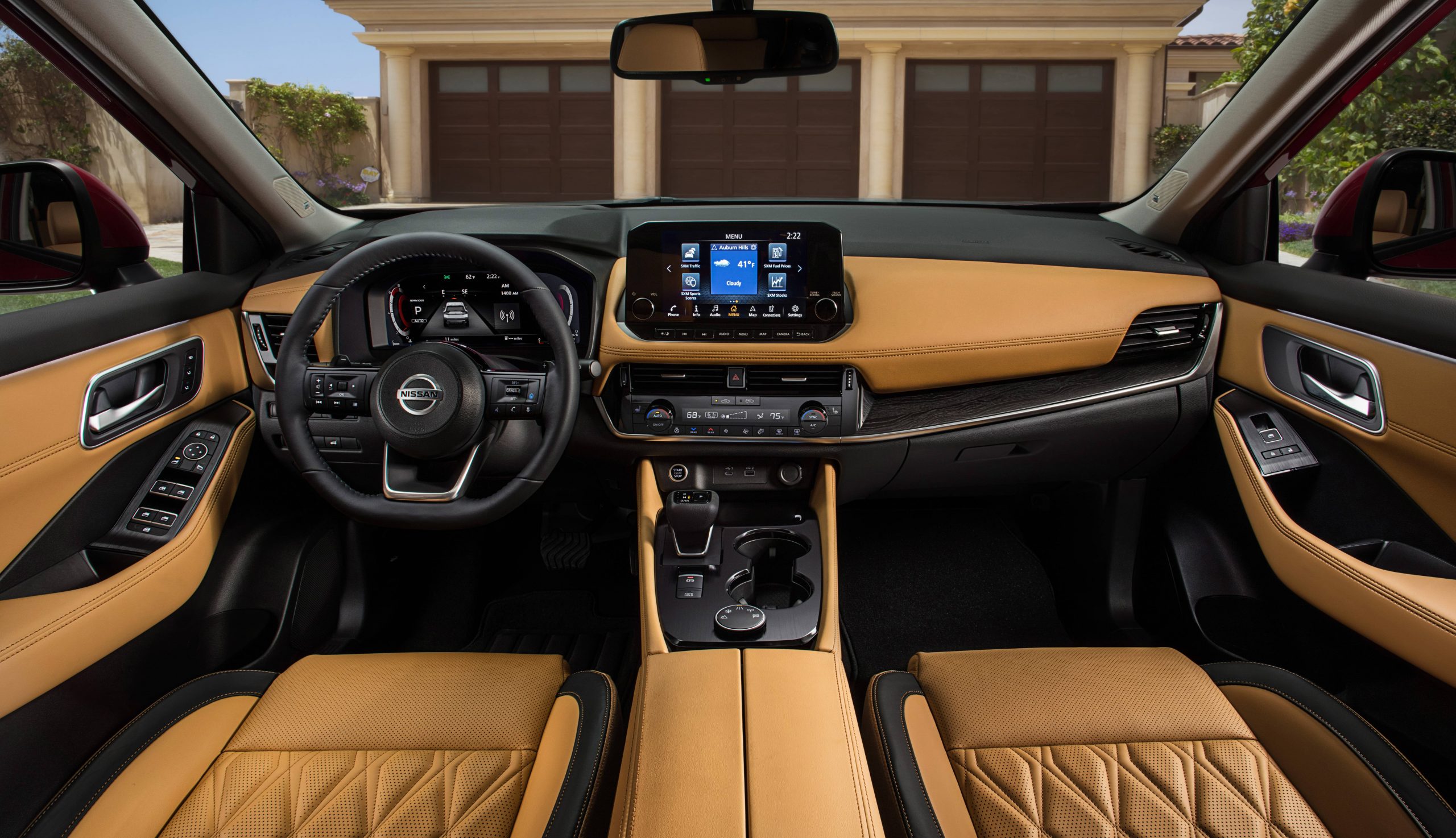 habitacle avant du Nissan Rogue 2021, sièges en cuir beige, comprenant l’écran tactile Nissan Connect de 8 pouces et toutes ses commodités sur le tableau de bord